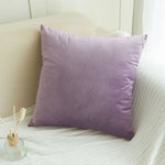 coussin carré violet velours contemporain sofa lit chaise décoration intérieur