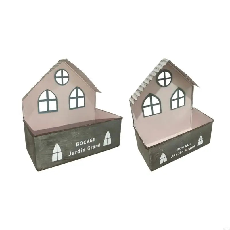 pots suspendus forme nichoir rose gris fleuri fenêtres croisillons bocage jardin decoration rustic