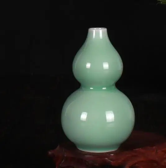 Vase en forme de gourde en verre opaque de couleur vert pastel.