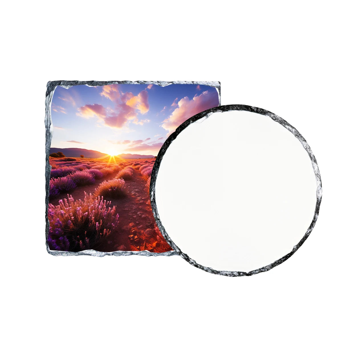 Sous-verre en ardoise naturelle rond personnalisable sur une table en bois