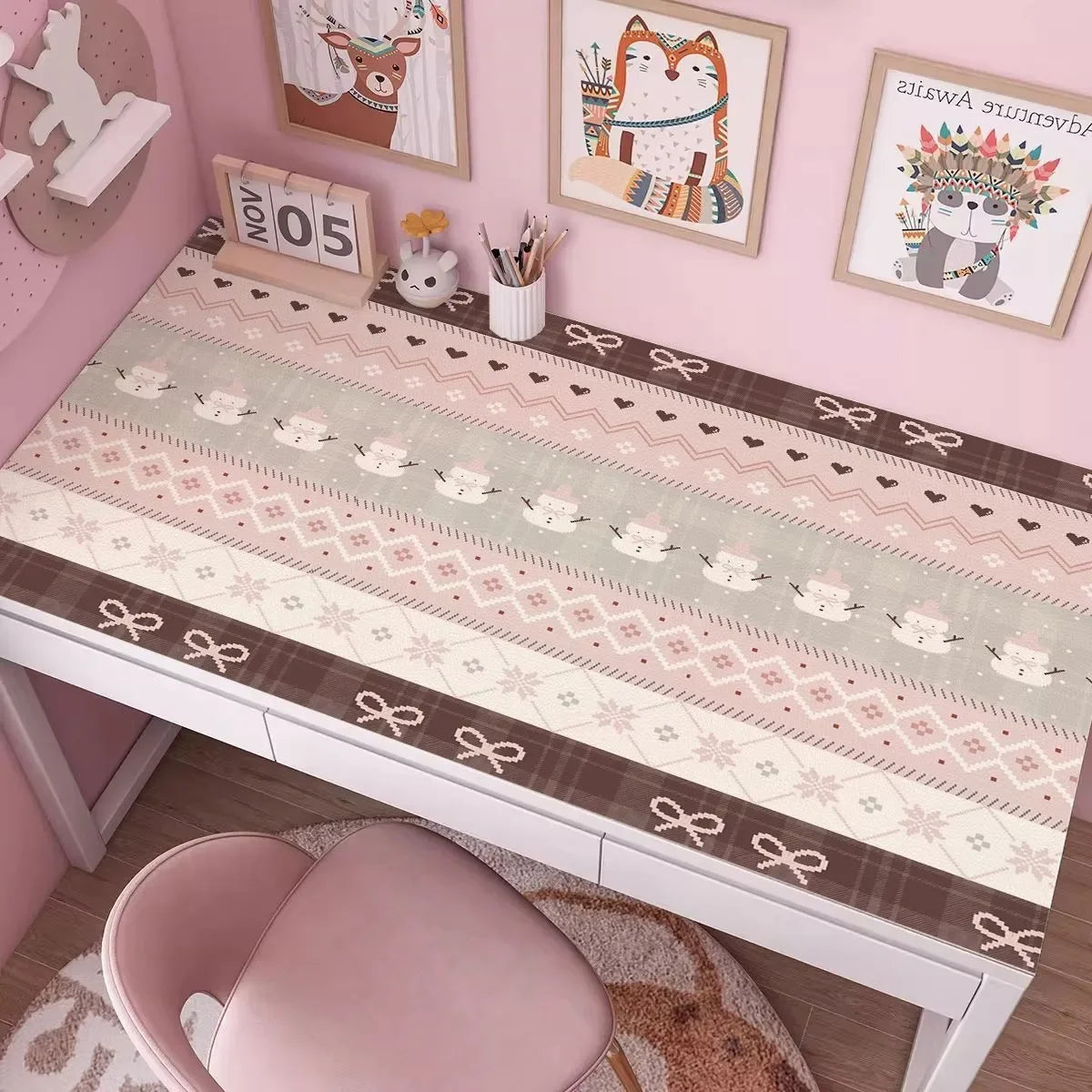 tapis rose clair motif coeur ruban cuir synthétique protection table moderne