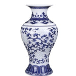 Vase en porcelaine de style chinois traditionnelle avec un motif de fleurs et de tourbillons bleus et blancs.