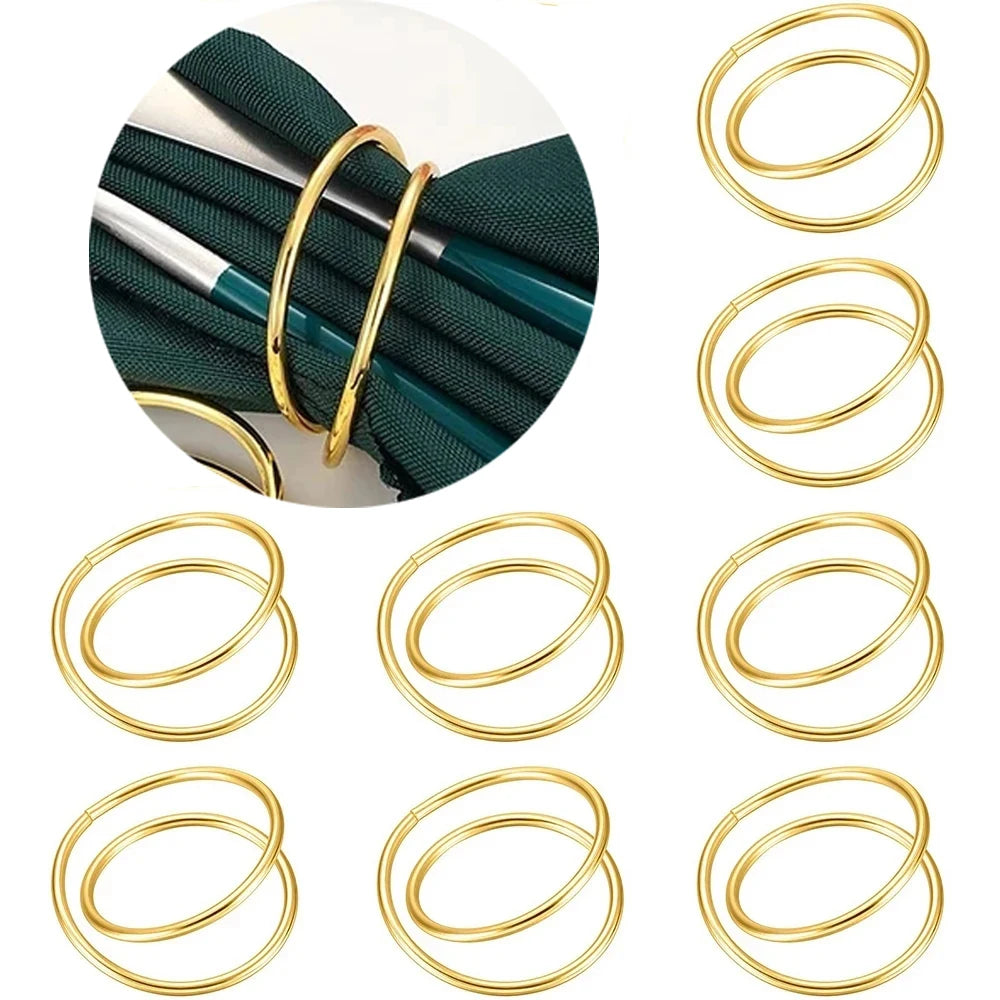 Élégant ensemble de bracelets dorés, avec des bandes vertes texturées qui ajoutent une touche raffinée à ce design épuré et sophistiqué.