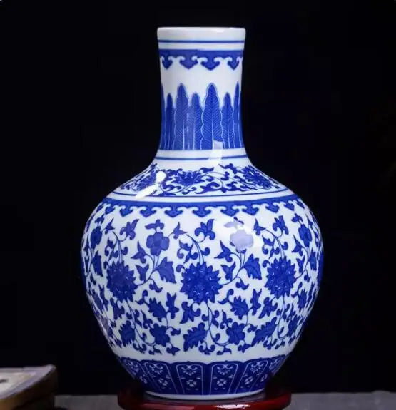 Un vase en porcelaine bleu et blanc orné de motifs de fleurs et de feuilles.