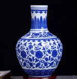 Un vase en porcelaine bleu et blanc orné de motifs de fleurs et de feuilles.