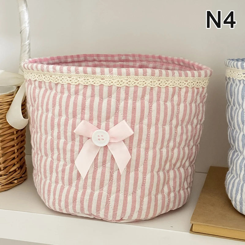 panier rangement blanc bleu rose vichy broderie vintage décoratif boucle ruban organisation jouets