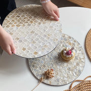 assiettes decoratives rondes motifs ecailles beige gris blanc decoratif artisanal