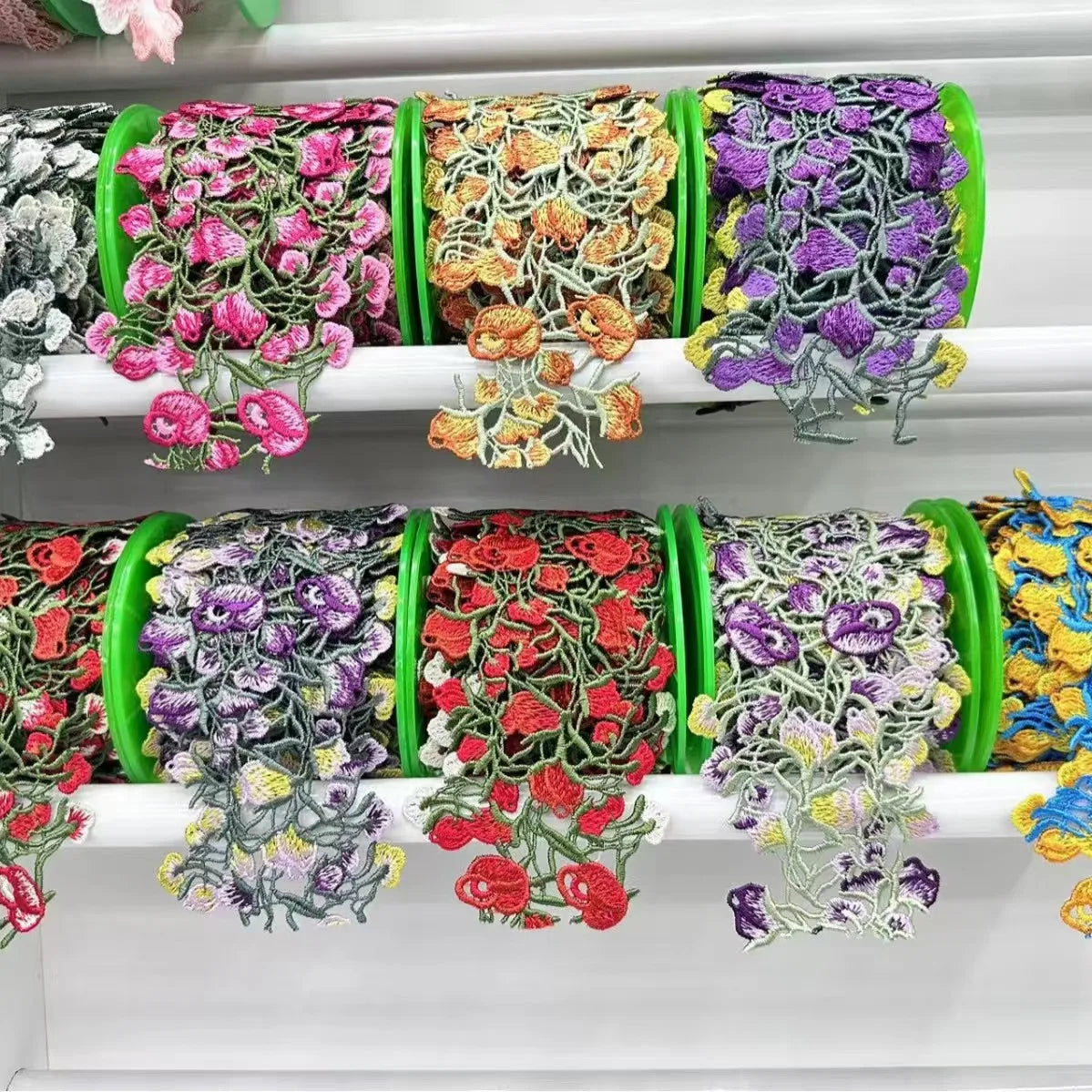 ruban décoratif brodé floral bleu jaune 100 polyester largeur 8cm opacité fin broderie partie