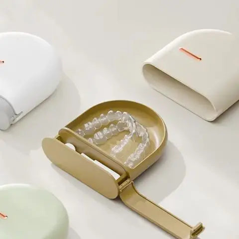 boîte rangement prothèse dentaire moderne beige clair foncé mat opacité nettoyage buccal pince prothèse