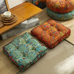 coussin carré bleu orange motif floral pompons boho chic décoration salon sol canapé