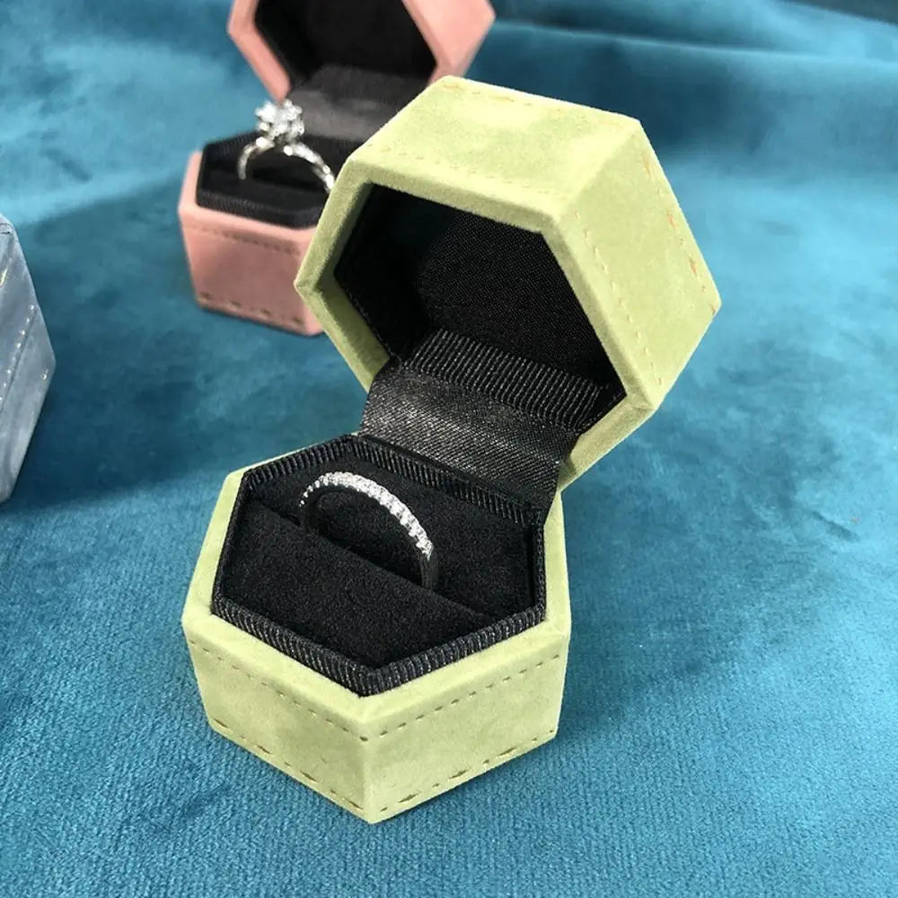 boîte bijoux velours rose verte bleu moderne élégante rangement bague mariage anneaux hexagonale fente