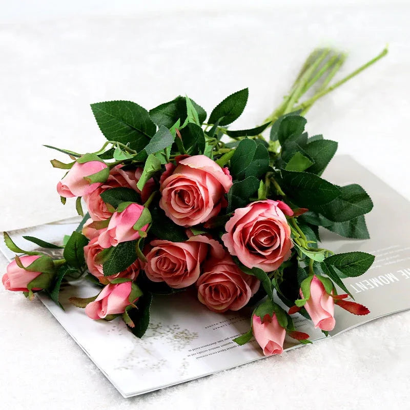 décoration maison bouquet fleurs artificielles roses ouvertes feuilles vertes réaliste anniversaire mariageintérieur