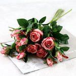 décoration maison bouquet fleurs artificielles roses ouvertes feuilles vertes réaliste anniversaire mariageintérieur