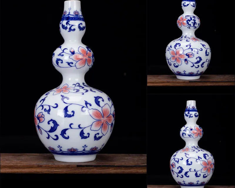 Vase décoratif en porcelaine blanche et bleue avec des motifs floraux.