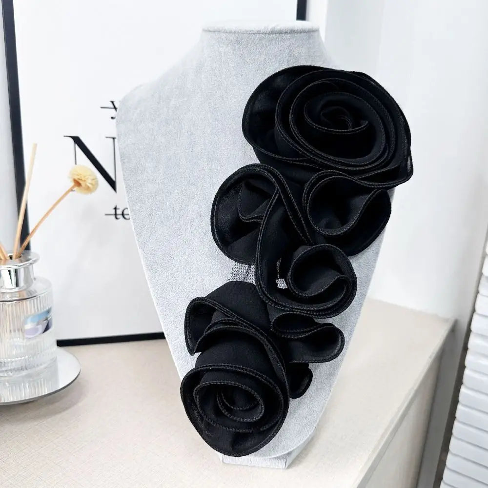 fleurs artificielles roses tissu plissé moderne élégant blanc noir rouge decoration