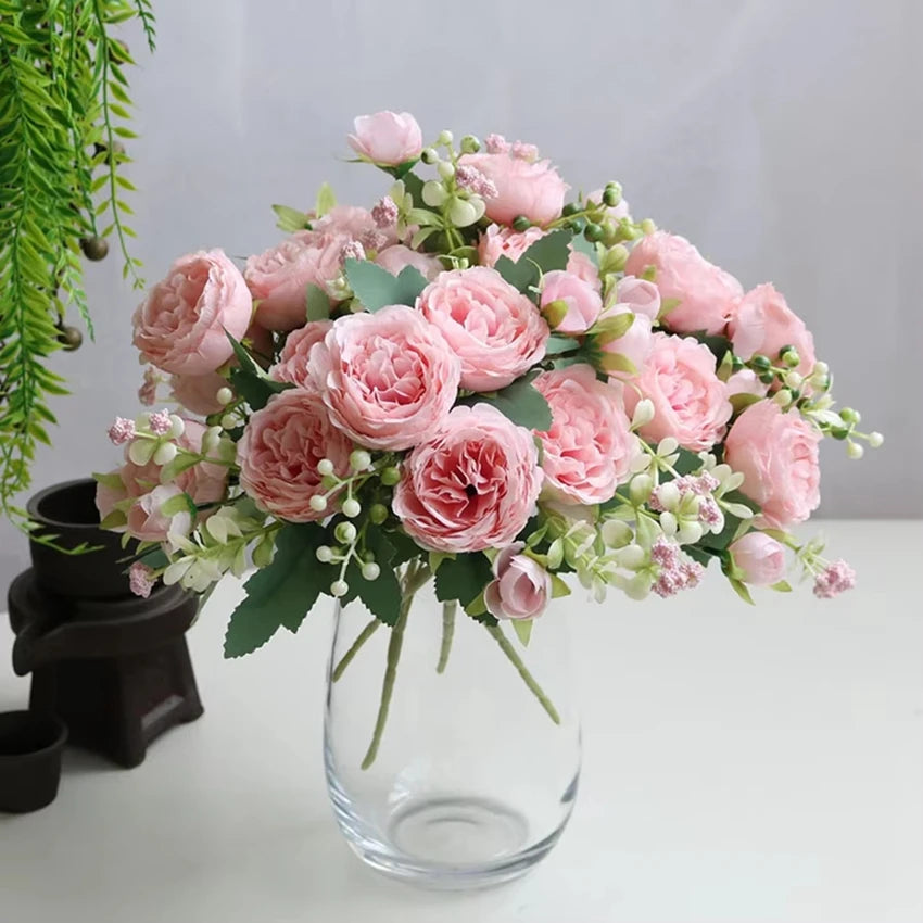 décoration intérieure moderne bouquet fleurs artificielles rose soie verte vase transparent chambre salon