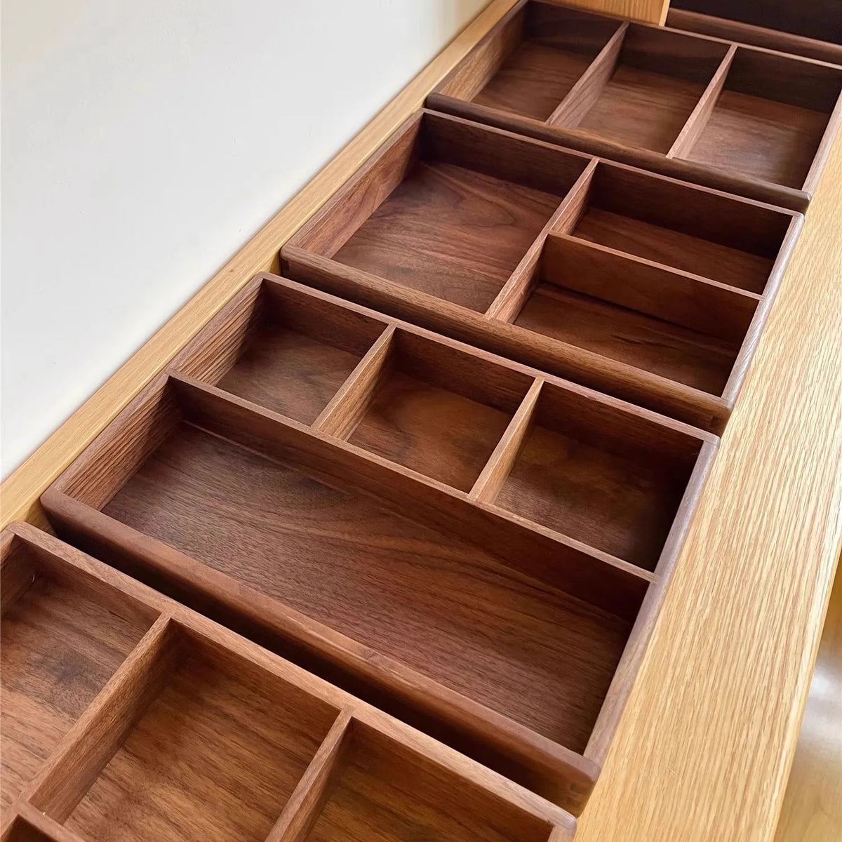boîte compartiments bois marron foncé minimaliste respectueuse environnement réutilisable articles divers rangement moderne