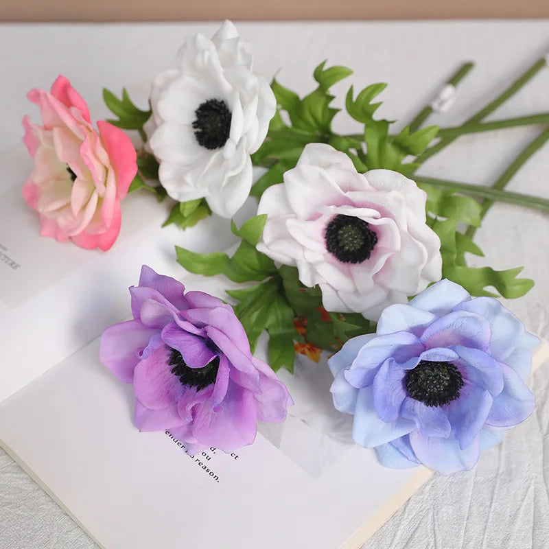 décoration intérieure bouquet fleurs artificielles anémones rose blanches violets minimaliste mariage anniversaire