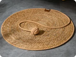 tapis gratter chat tissé main spirale beige clair protection meuble accessoire intérieur balle jouet
