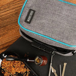 sacoche verrouillable compartiments internes tissu texturé gris noir turquoise utilitaire sécurisé poignée transport pliable