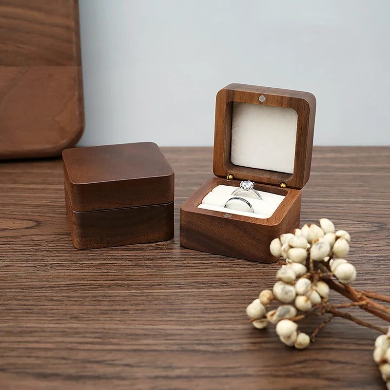 boîte bijoux bois marron classique dorés coussin blanc bague mariage packaging cadeau