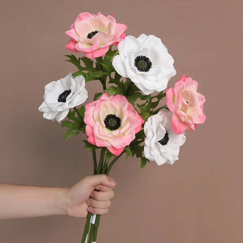 décoration intérieure bouquet fleurs artificielles anémones rose blanches violets minimaliste mariage anniversaire