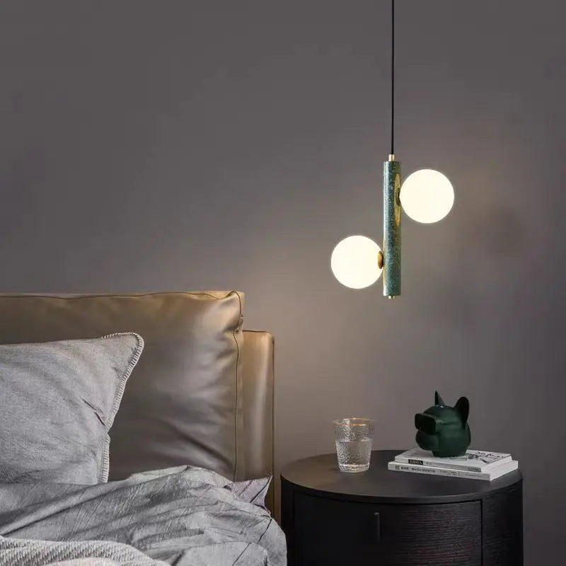Détail des sphères en verre marbré de la suspension luminaire