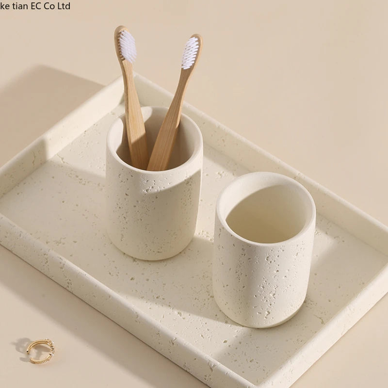 ensemble salle bain moderne brosse dents pot dentifrice distributeur savon blanc crème grain ciment