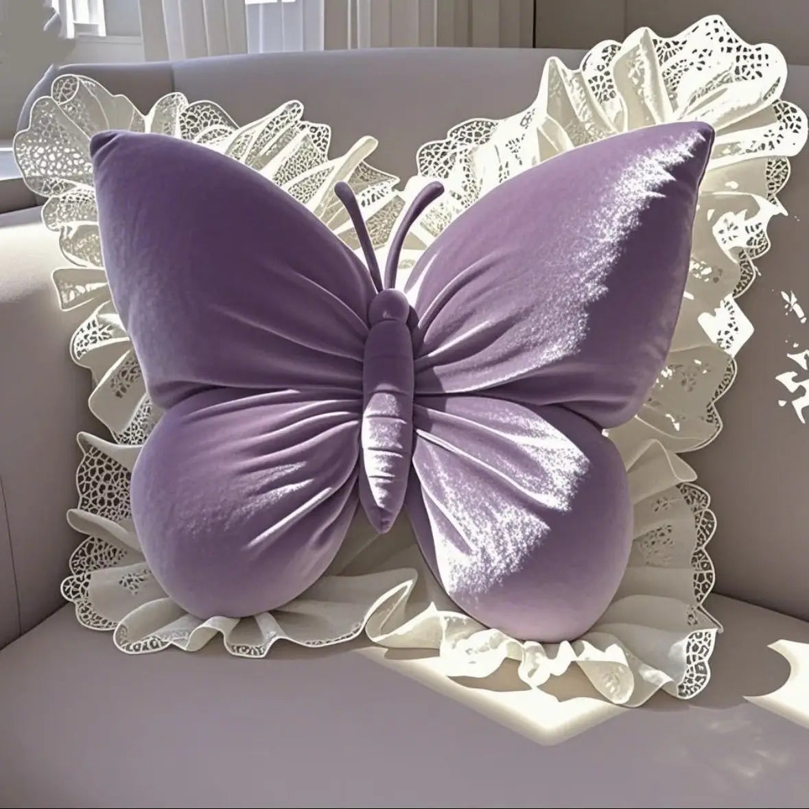 Coussin décoratif en forme de papillon violet, avec un motif élégant et délicat, posé sur un fond blanc texturé.