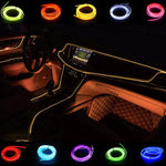 Bande lumineuse LED flexible installée sur tableau de bord voiture bleue