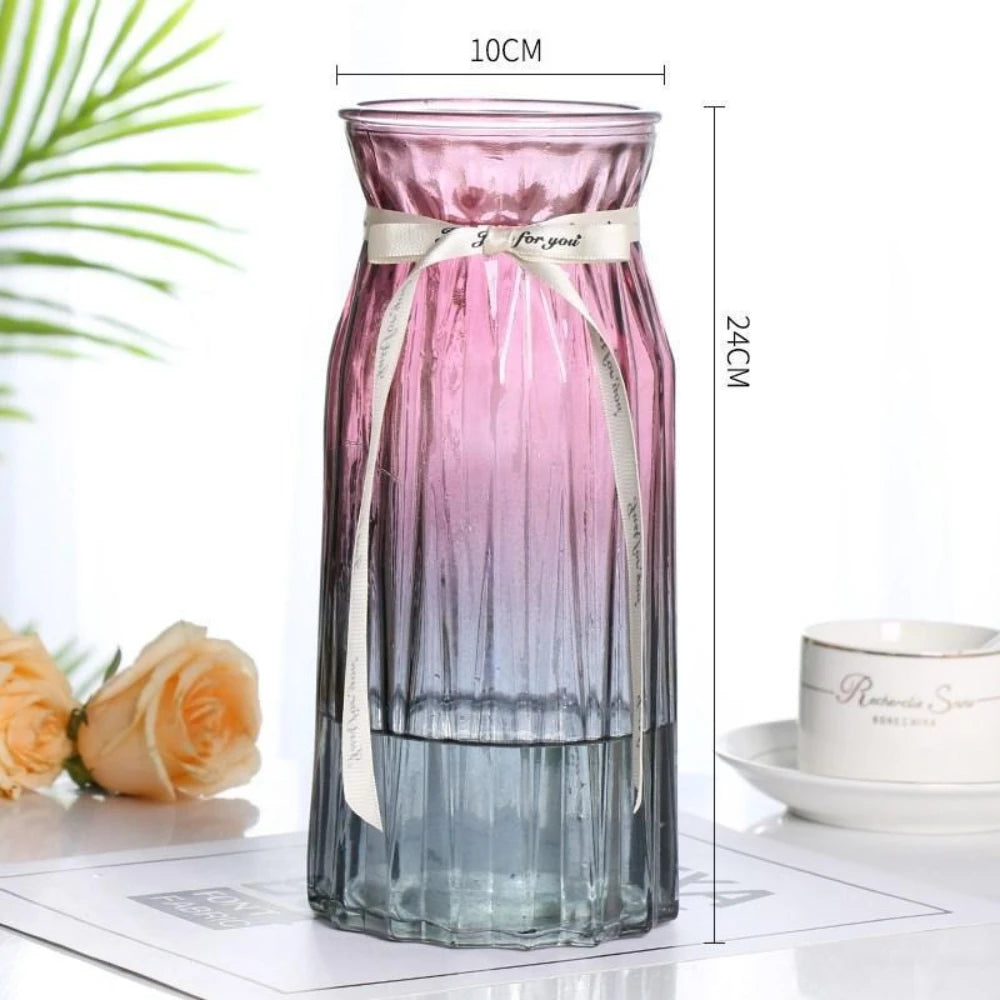 vases modernes élégants couleurs bleu violet rose facettes rayures opaques décoration intérieure arrangement fleurs