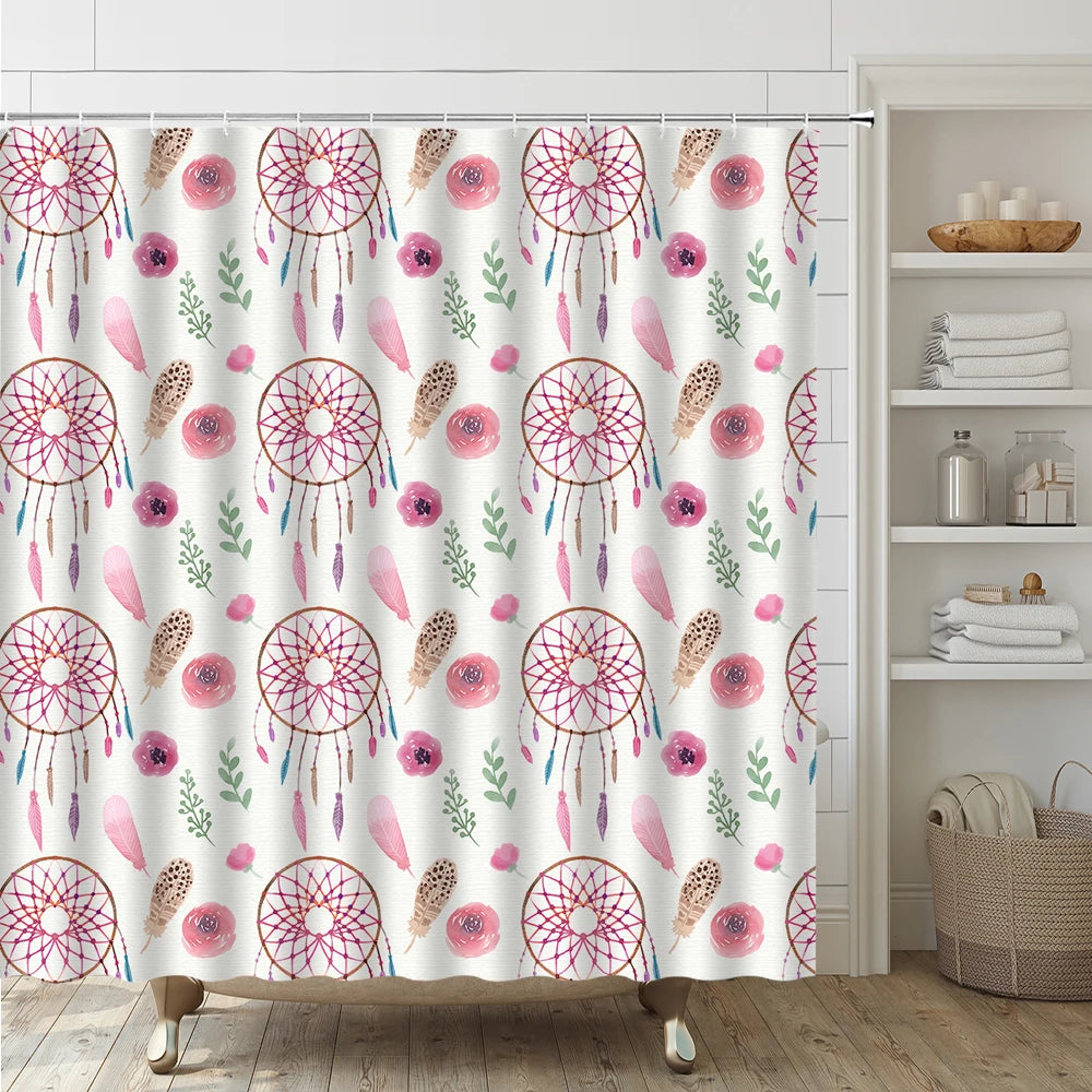 Rideau de douche bohème avec motifs d'attrape-rêves, plumes et fleurs aquarelle sur fond blanc. Ambiance douce et naturelle dans une salle de bain avec étagères et décoration épurée.
