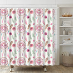 Rideau de douche bohème avec motifs d'attrape-rêves, plumes et fleurs aquarelle sur fond blanc. Ambiance douce et naturelle dans une salle de bain avec étagères et décoration épurée.
