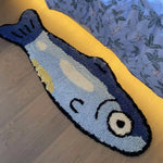 tapis créatif dessin animé poisson stylisé souriant motifs géométriques bleu blanc jaune noir maison