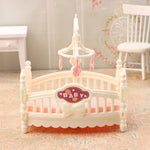 berceau poupée rose blanc matelas mobile décoratif fleurs rubans victorien miniature