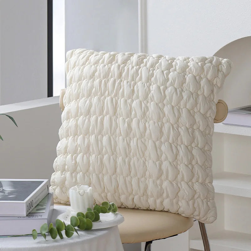 Un coussin doux et moelleux, avec une texture ondulée et aérienne, apportant une touche de confort élégant à votre espace de vie.
