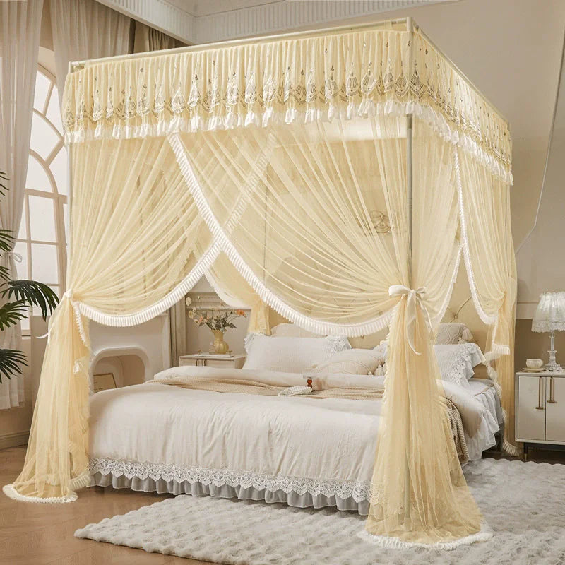 Ce lit à baldaquin élégant, avec ses rideaux crème ornés de dentelle, évoque une atmosphère romantique et raffinée dans cette chambre.