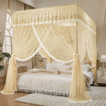 Ce lit à baldaquin élégant, avec ses rideaux crème ornés de dentelle, évoque une atmosphère romantique et raffinée dans cette chambre.