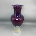 Vase en céramique de couleur violette avec des tons de blanc et bleu clair, présentant une forme élégante et épurée.