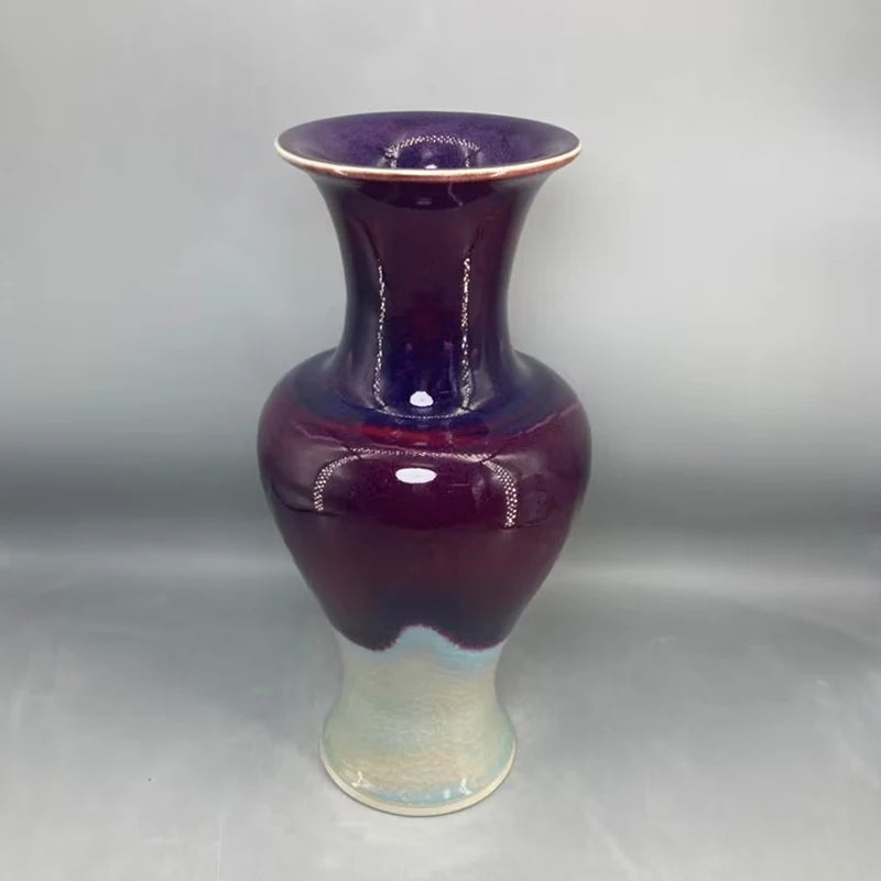 Vase en céramique de couleur violette avec des tons de blanc et bleu clair, présentant une forme élégante et épurée.