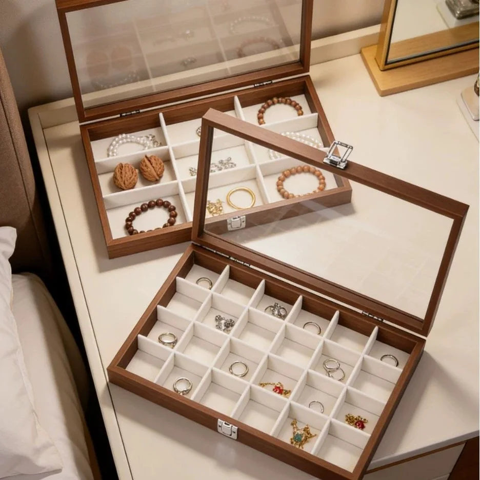 boîte rangement bijoux 33cm 22cm 24 compartiments bois marron clair velours blanc cadenas classique