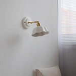 lampe murale vintage blanc doré motif relief bord ondulé fixée mur opaque