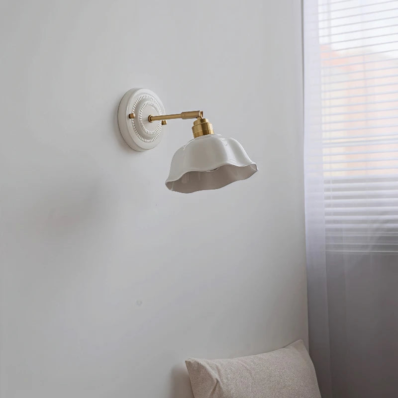 lampe murale vintage blanc doré motif relief bord ondulé fixée mur opaque