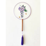 éventail traditionnel artisanal brodé fleurs oiseaux pompon poignée bois couleurs vivesbranches textiles soie bambou