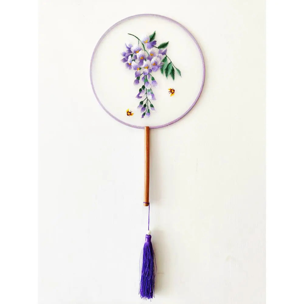 éventail traditionnel artisanal brodé fleurs oiseaux pompon poignée bois couleurs vivesbranches textiles soie bambou