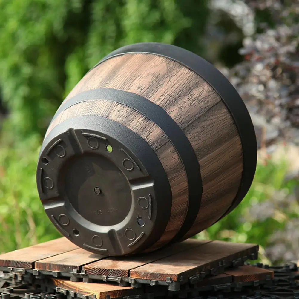Pot de fleur baril de whisky en extérieur avec fleurs