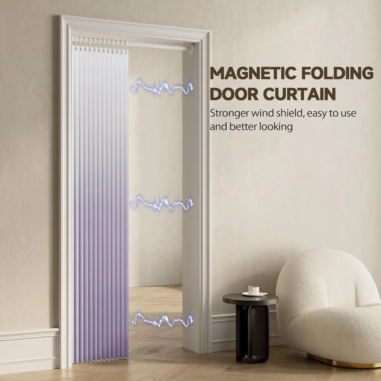 Détail des plis accordéon du rideau occultant violet dans une chambre