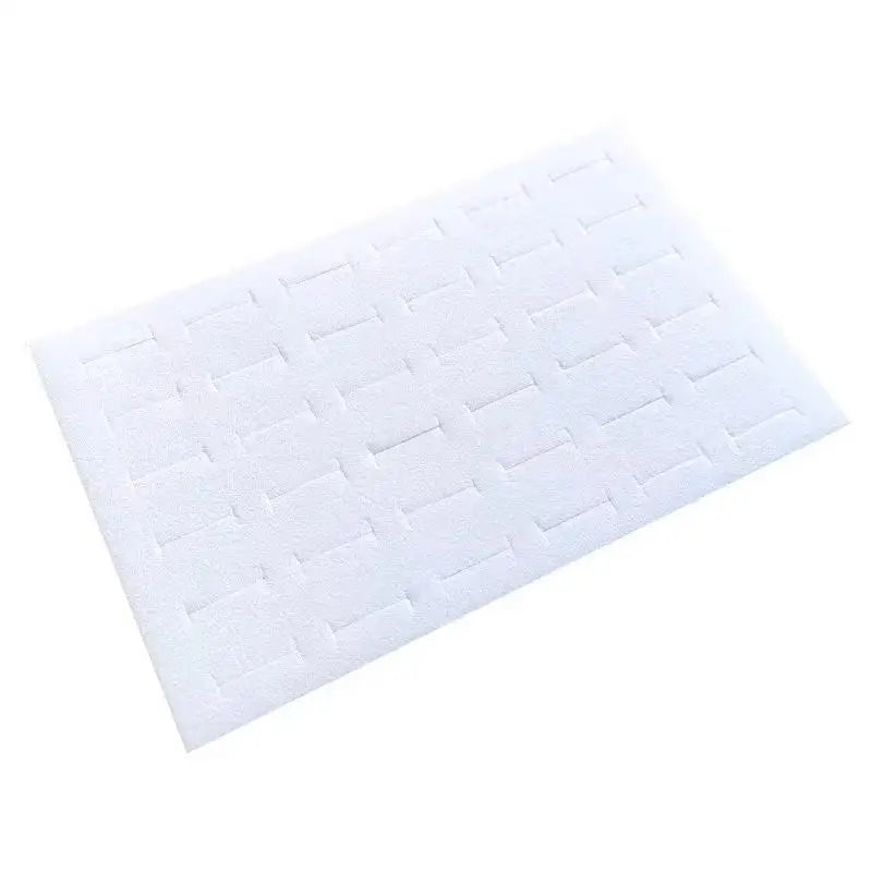 présentoir bijoux moderne boîte transparente 21.5cm 13.7cm 3.2cm alvéoles rectangulaires plusieurs bagues noires argentées