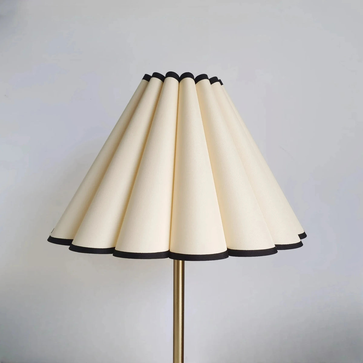 abat jour moderne blanc cassé rayures noires tissu opaques anneaux métalliques table plafonnier lustre