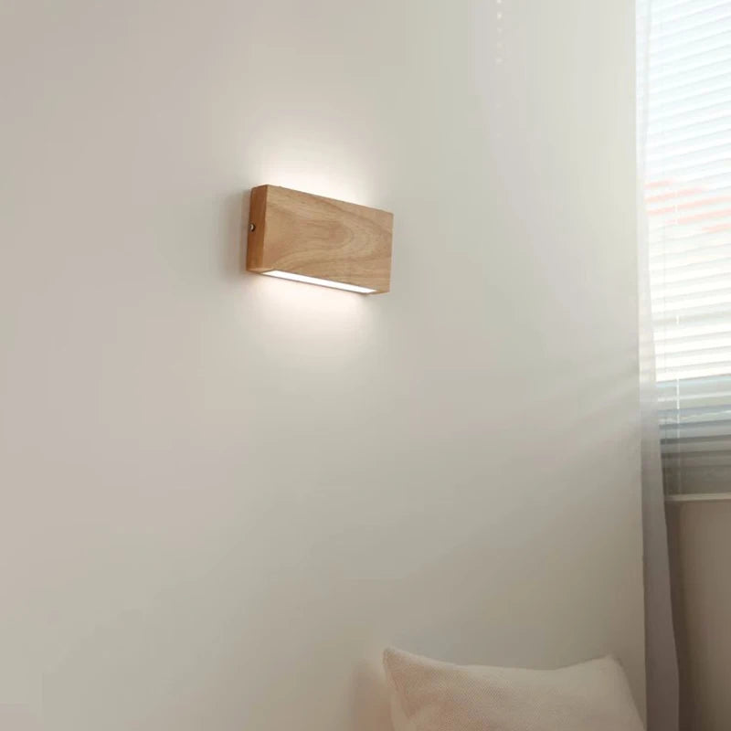 Détail de la lampe murale en bois massif avec éclairage LED